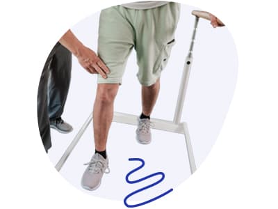Eine Person, die sich an einem Geländer abstützt, um ein paar Schritte zu gehen Eine Person, die sich an einem Geländer abstützt, um ein paar Schritte zu gehen