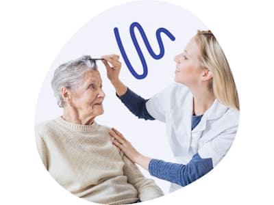 Eine Seniorin, die von einer Frau die Haare gekämmt bekommt Eine Seniorin, die von einer Frau die Haare gekämmt bekommt