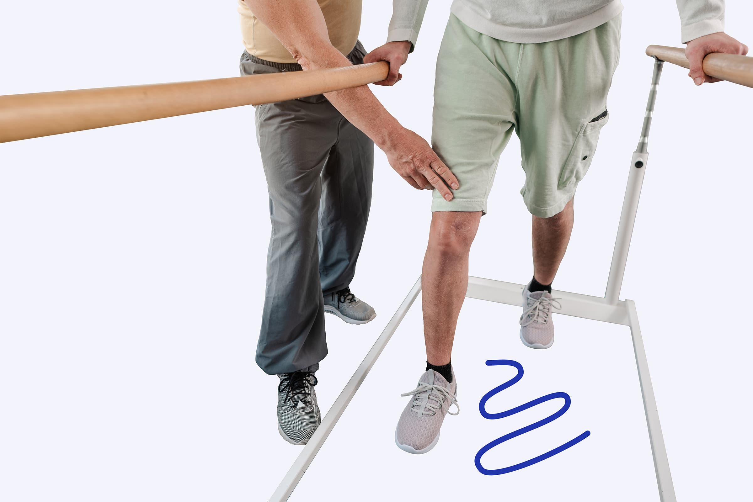 Eine Person, die einer anderen Person hilft, an einem Geländer ein paar Schritte zu gehen Eine Person, die einer anderen Person hilft, an einem Geländer ein paar Schritte zu gehen