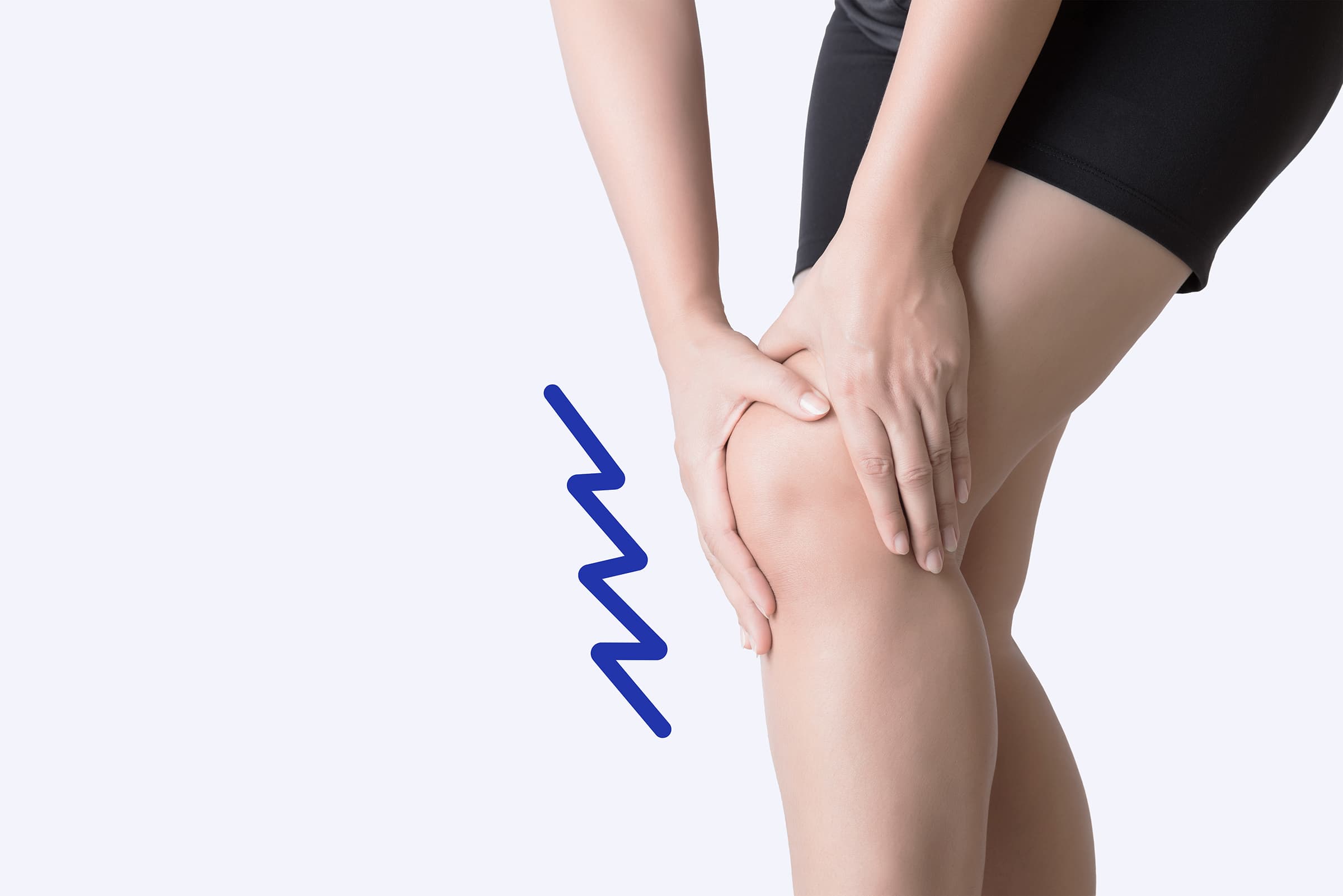 Eine Person, die mit beiden Händen ihr Knie festhält Eine Person, die mit beiden Händen ihr Knie festhält