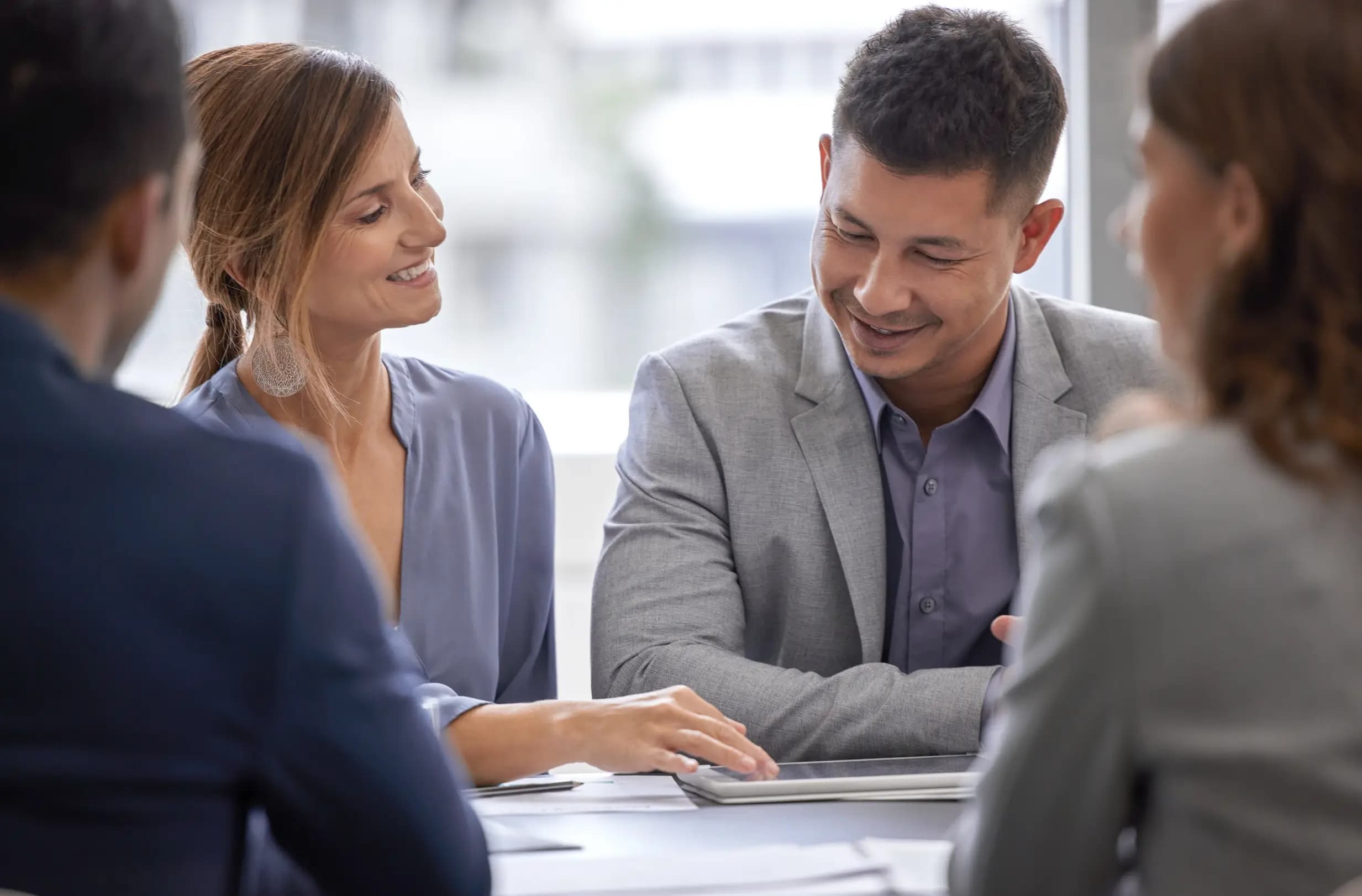 Zwei Männer und zwei Frauen führen ein Meeting Zwei Männer und zwei Frauen führen ein Meeting