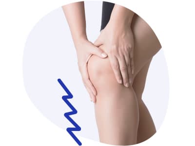 Person, die aufgrund von Schmerzen ihre Hände am Knie platziert Person, die aufgrund von Schmerzen ihre Hände am Knie platziert
